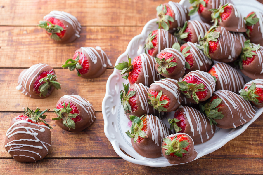 diy wedding chocolate covered strawberries